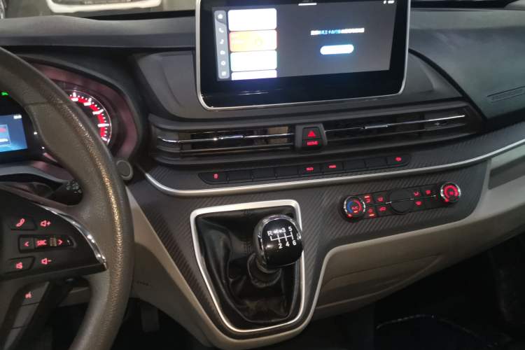 Used SAIC MAXUS Xintu V90 2022 2.0T Manual – Yunjie Front-Wheel-Drive Short Wheelbase Mid-Roof Design with Single Rear Tire 6-Seater Audio And AC Panel