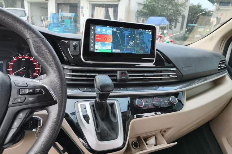 Used SAIC MAXUS Xintu V90 2022 2.0T Automatic ZhiDa Rear-Drive Long Wheelbase High-Roof Design with Single Rear Tire 9-Seater Audio And AC Panel