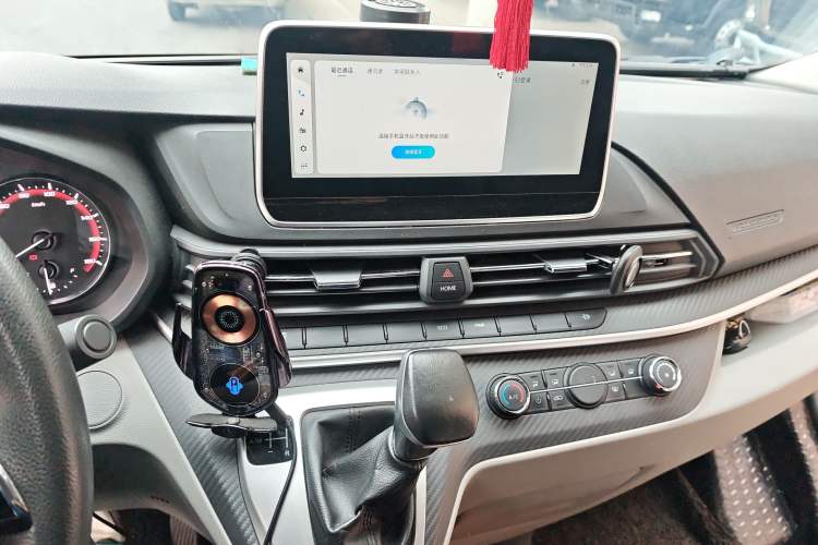 Used SAIC MAXUS Xintu V90 2022 2.0T Automatic Zhiyun King Rear-Drive Long Wheelbase High-Roof Design with Single Rear Tire—6/7 Seater Audio And AC Panel
