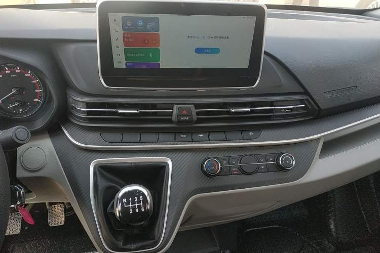 Used SAIC MAXUS Xintu V90 2022 2.0T Manual Zhiyun King Rear-Drive Long Wheelbase High-Roof with Single Rear Tire—6/7 Seats Audio And AC Panel