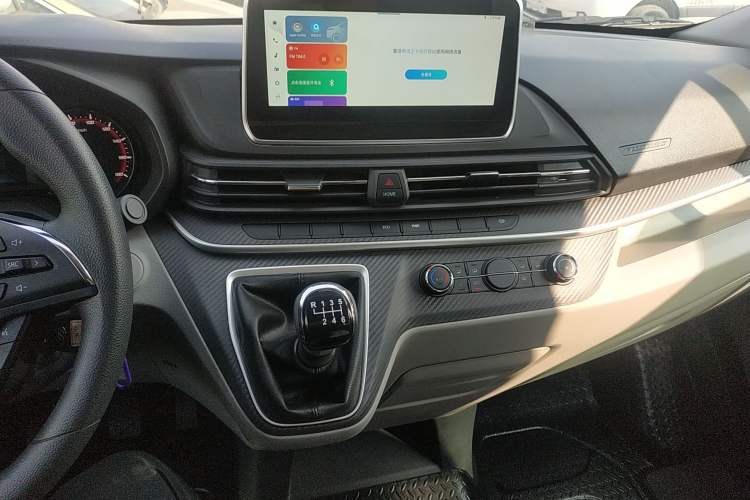 Used SAIC MAXUS Xintu V90 2022 2.0T Manual – Yunjie Front-Wheel-Drive Short Wheelbase Mid-Roof Design with Single Rear Tire 6-Seater Audio And AC Panel