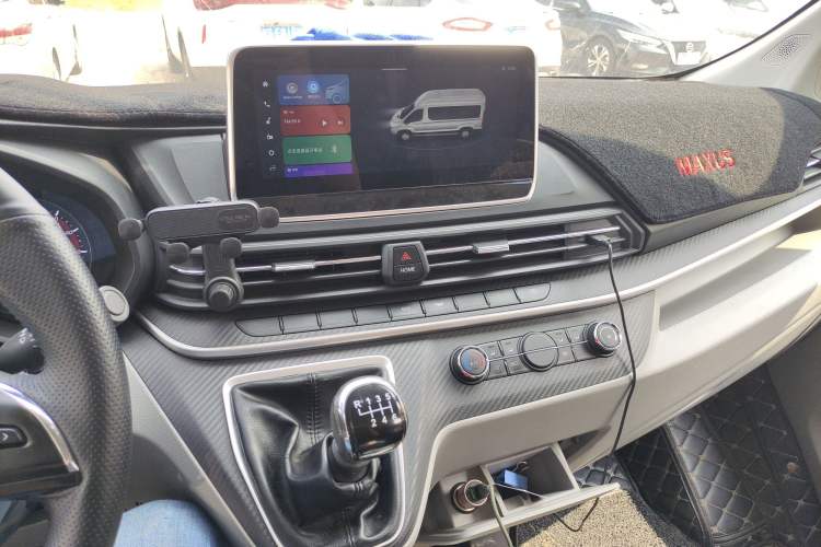 Used SAIC MAXUS Xintu V90 2022 2.0T Manual Zhiyun King Rear-Drive Long Wheelbase High-Roof with Single Rear Tire—6/7 Seats Audio And AC Panel