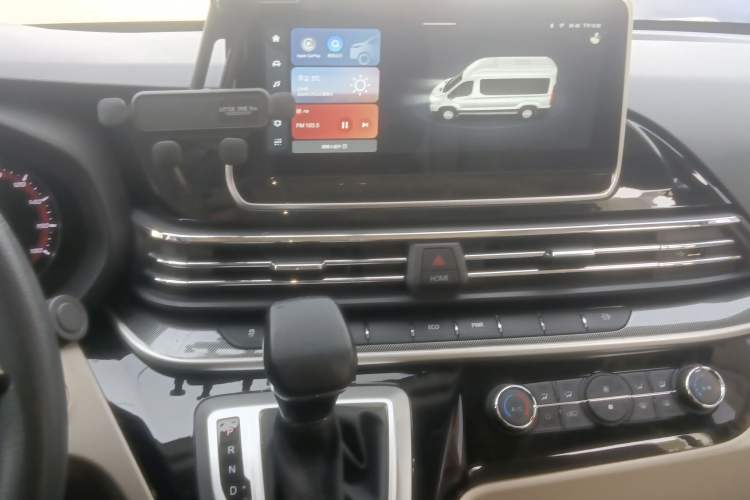Used SAIC MAXUS Xintu V90 2022 2.0T Automatic ZhiDa Rear-Drive Long Wheelbase High-Roof Design with Single Rear Tire 9-Seater Audio And AC Panel