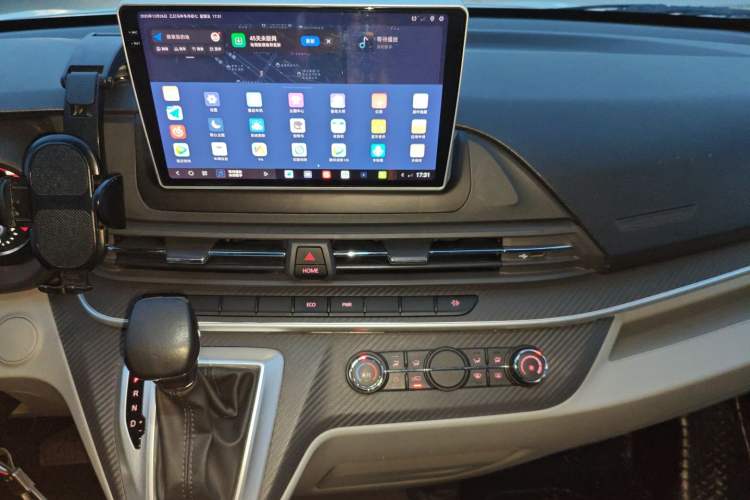 Used SAIC MAXUS Xintu V90 2022 2.0T Automatic Zhiyun King Rear-Drive Long Wheelbase High-Roof Design with Single Rear Tire—6/7 Seater Audio And AC Panel