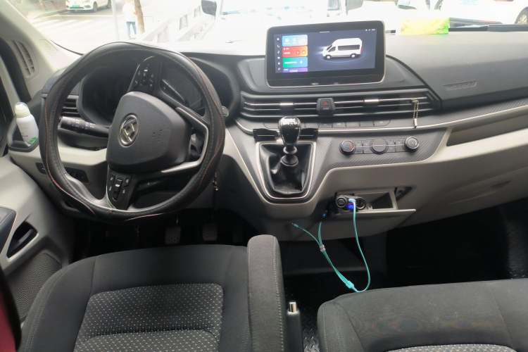 Used SAIC MAXUS Xintu V90 2022 2.0T Manual Zhiyun King Rear-Drive Long Wheelbase High-Roof with Single Rear Tire—6/7 Seats Center Console