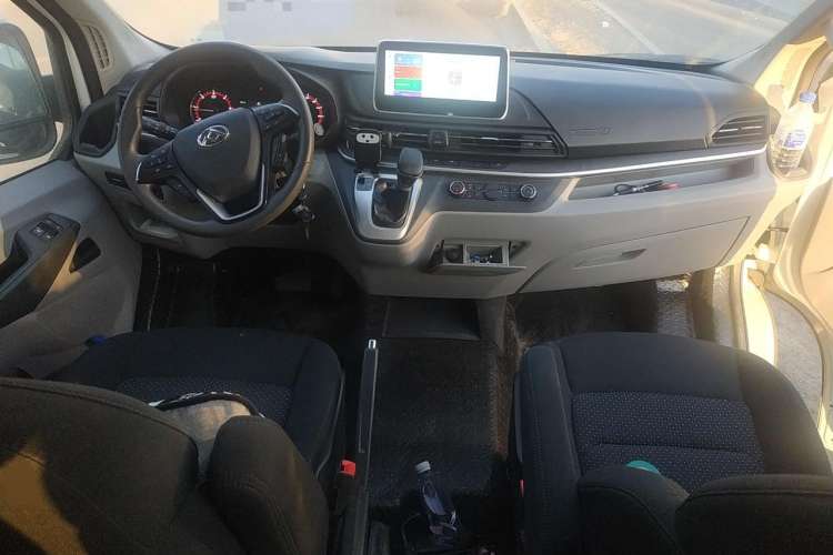 Used SAIC MAXUS Xintu V90 2022 2.0T AMT Yunjie Front-Wheel-Drive Long Wheelbase High-Roof Single-Tire Rear 7-Seater Center Console