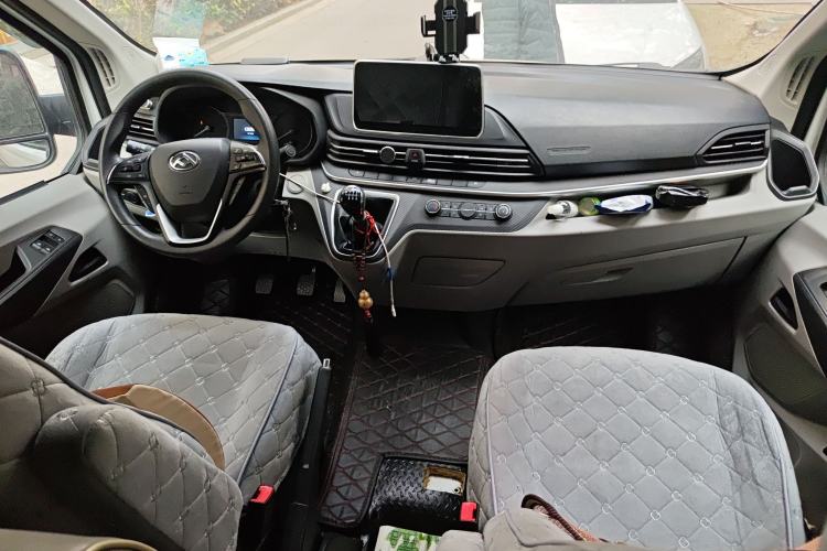 Used SAIC MAXUS Xintu V90 2022 2.0T Manual Zhiyun King Rear-Drive Long Wheelbase High-Roof with Single Rear Tire—6/7 Seats Center Console