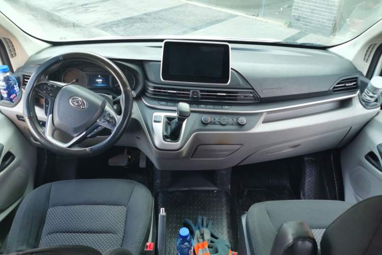 Used SAIC MAXUS Xintu V90 2022 2.0T Automatic Zhiyun King Rear-Drive Long Wheelbase High-Roof Design with Single Rear Tire—6/7 Seater Center Console