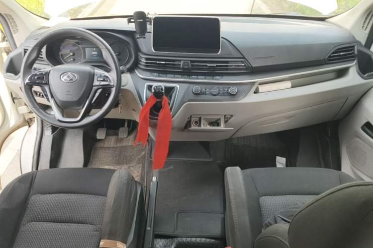 Used SAIC MAXUS Xintu V90 2022 2.0T Manual Zhiyun King Rear-Drive Long Wheelbase High-Roof with Single Rear Tire—6/7 Seats Center Console