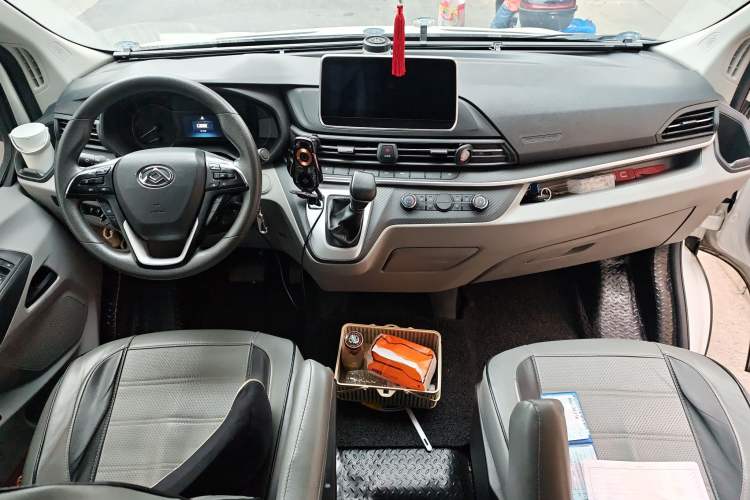 Used SAIC MAXUS Xintu V90 2022 2.0T Automatic Zhiyun King Rear-Drive Long Wheelbase High-Roof Design with Single Rear Tire—6/7 Seater Center Console