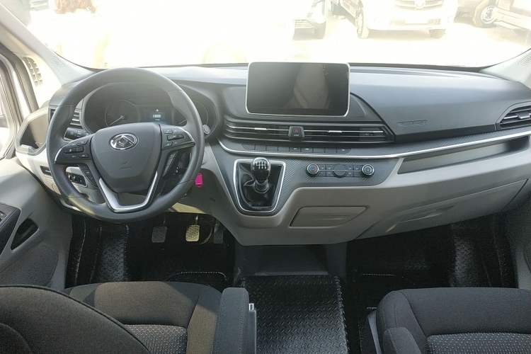 Used SAIC MAXUS Xintu V90 2022 2.0T Manual Zhiyun King Rear-Drive Long Wheelbase High-Roof with Single Rear Tire—6/7 Seats Center Console