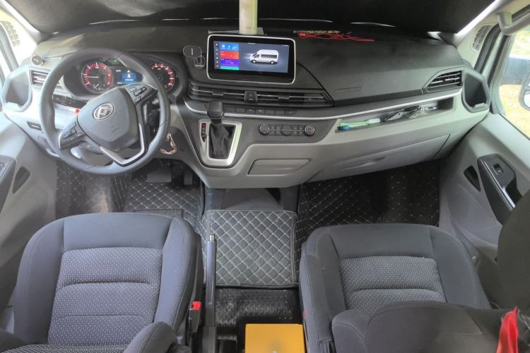 Used SAIC MAXUS Xintu V90 2022 2.0T Automatic Zhiyun King Rear-Drive Long Wheelbase High-Roof Design with Single Rear Tire—6/7 Seater Center Console