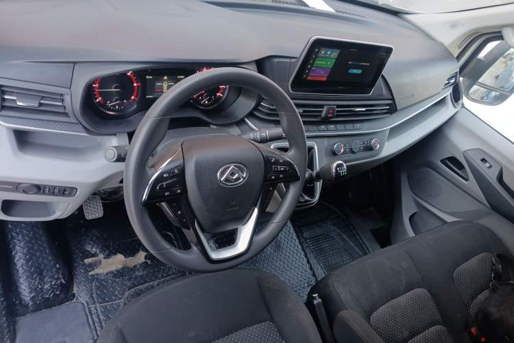 Used SAIC MAXUS Xintu V90 2022 2.0T Manual – Yunjie Front-Wheel-Drive Short Wheelbase Mid-Roof Design with Single Rear Tire 6-Seater Center Console