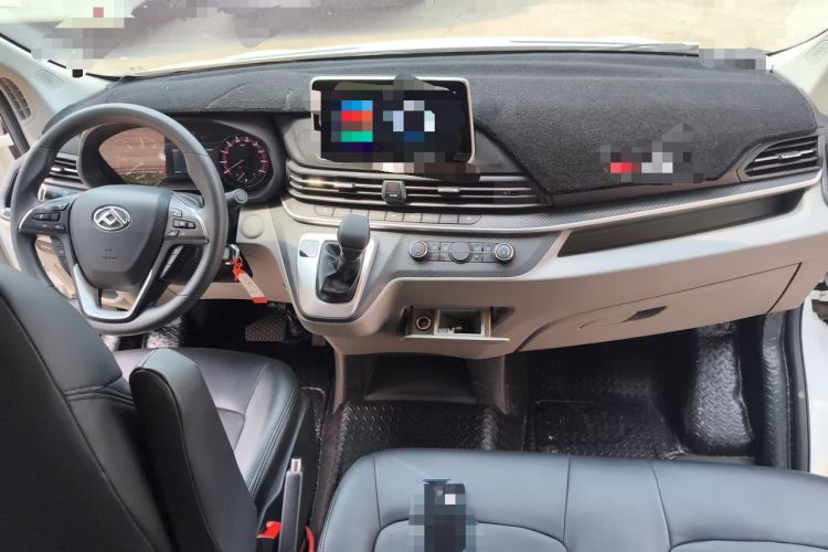 Used SAIC MAXUS Xintu V90 2022 2.0T AMT Yunjie Front-Wheel-Drive Short Wheelbase Mid-Roof Design with Single Rear Tire and 6 Seats Center Console