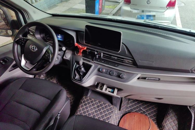 Used SAIC MAXUS Xintu V90 2022 2.0T Manual VAN Rear-Drive Long Wheelbase High Roof Single Rear Tire 3-Seater Center Console