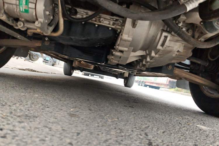 Used SAIC MAXUS Xintu V90 2022 2.0T Automatic Zhiyun King Rear-Drive Long Wheelbase High-Roof Design with Single Rear Tire—6/7 Seater Chassis Front