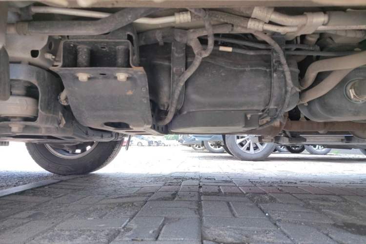 Used SAIC MAXUS Xintu V90 2022 2.0T Automatic ZhiDa Commercial Version Rear-Drive Long Wheelbase High Roof with Single Rear Tire 9-Seater Chassis Front Left