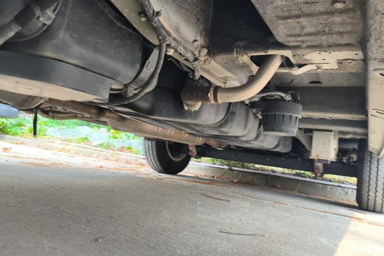 Used SAIC MAXUS Xintu V90 2022 2.0T AMT Yunjie Front-Wheel-Drive Short Wheelbase Mid-Roof Design with Single Rear Tire and 6 Seats Chassis Front Left