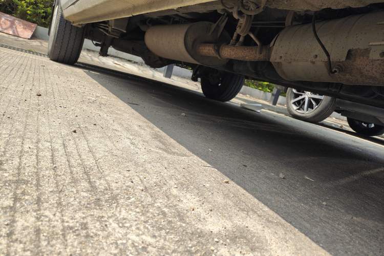 Used SAIC MAXUS Xintu V90 2022 2.0T Manual Zhiyun King Rear-Drive Long Wheelbase High-Roof with Single Rear Tire—6/7 Seats Chassis Front Right