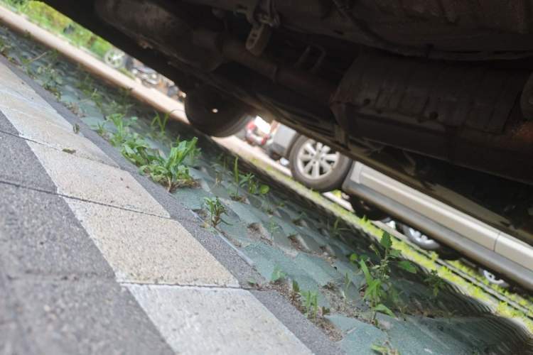 Used SAIC MAXUS Xintu V90 2022 2.0T Manual – Yunjie Front-Wheel-Drive Short Wheelbase Mid-Roof Design with Single Rear Tire 6-Seater Chassis Front Right