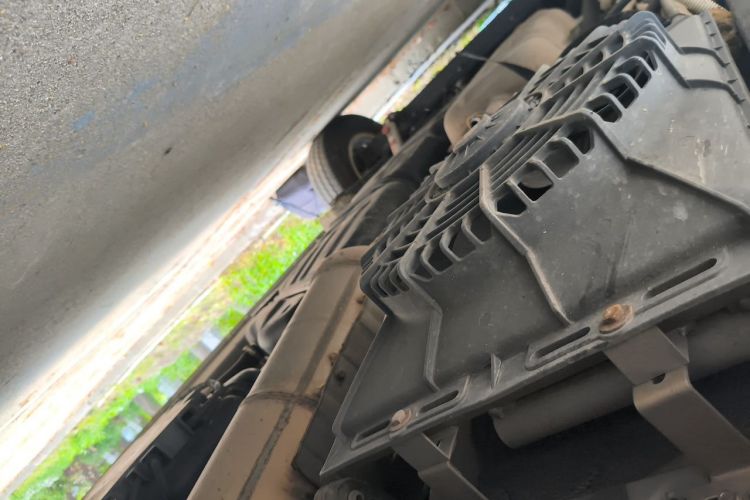 Used SAIC MAXUS Xintu V90 2022 2.0T AMT Yunjie Front-Wheel-Drive Short Wheelbase Mid-Roof Design with Single Rear Tire and 6 Seats Chassis Front Right