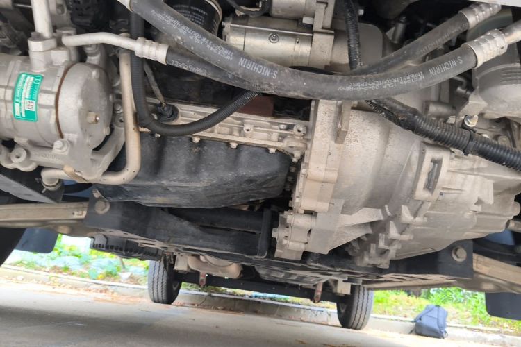 Used SAIC MAXUS Xintu V90 2022 2.0T AMT Yunjie Front-Wheel-Drive Short Wheelbase Mid-Roof Design with Single Rear Tire and 6 Seats Chassis Front