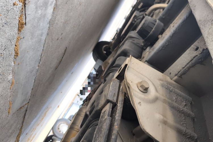 Used SAIC MAXUS Xintu V90 2022 2.0T AMT Yunjie Front-Wheel-Drive Short Wheelbase Mid-Roof Design with Single Rear Tire and 6 Seats Chassis Rear Left