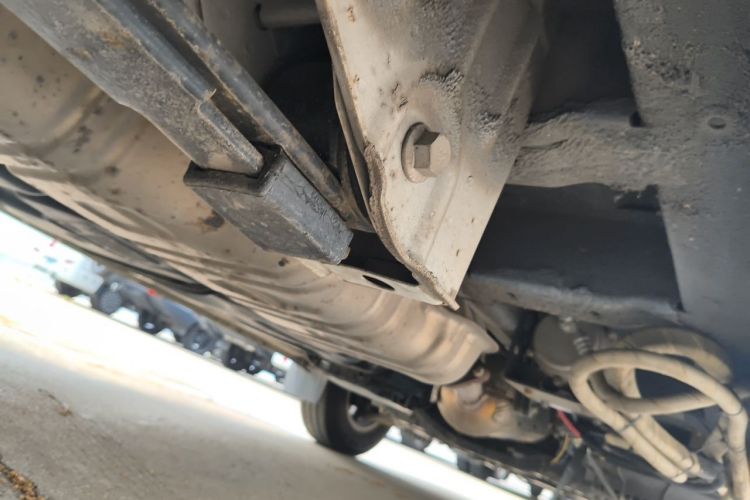 Used SAIC MAXUS Xintu V90 2022 2.0T AMT Yunjie Front-Wheel-Drive Short Wheelbase Mid-Roof Design with Single Rear Tire and 6 Seats Chassis Rear Right