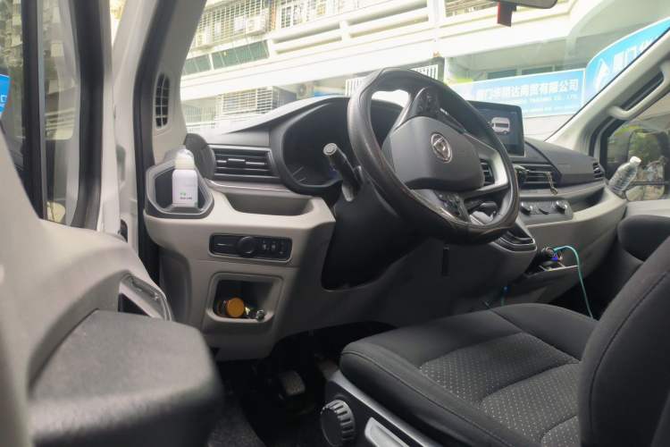 Used SAIC MAXUS Xintu V90 2022 2.0T Manual Zhiyun King Rear-Drive Long Wheelbase High-Roof with Single Rear Tire—6/7 Seats Driver Seat