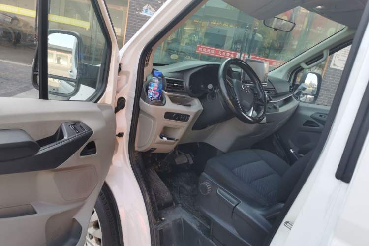 Used SAIC MAXUS Xintu V90 2022 2.0T Automatic Zhiyun King Rear-Drive Long Wheelbase High-Roof Design with Single Rear Tire—6/7 Seater Driver Seat