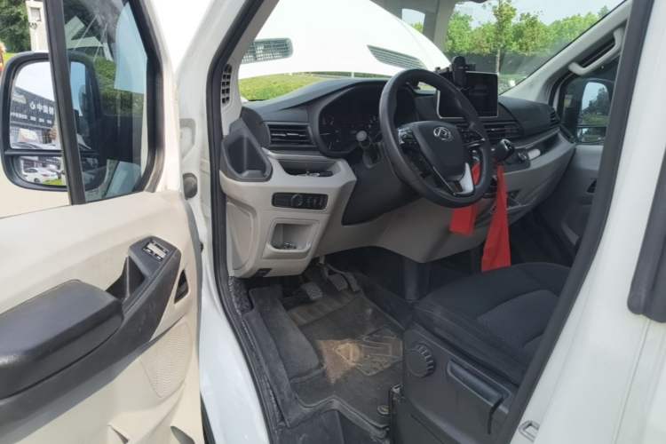 Used SAIC MAXUS Xintu V90 2022 2.0T Manual Zhiyun King Rear-Drive Long Wheelbase High-Roof with Single Rear Tire—6/7 Seats Driver Seat