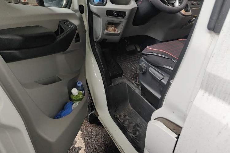 Used SAIC MAXUS Xintu V90 2022 2.0T Automatic Zhiyun King Rear-Drive Long Wheelbase High-Roof Design with Single Rear Tire—6/7 Seater Driver Seat