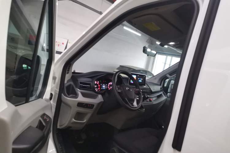 Used SAIC MAXUS Xintu V90 2022 2.0T Manual – Yunjie Front-Wheel-Drive Short Wheelbase Mid-Roof Design with Single Rear Tire 6-Seater Driver Seat