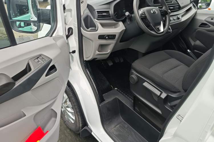 Used SAIC MAXUS Xintu V90 2022 2.0T Manual Zhiyun King Rear-Drive Long Wheelbase High-Roof with Single Rear Tire—6/7 Seats Driver Seat