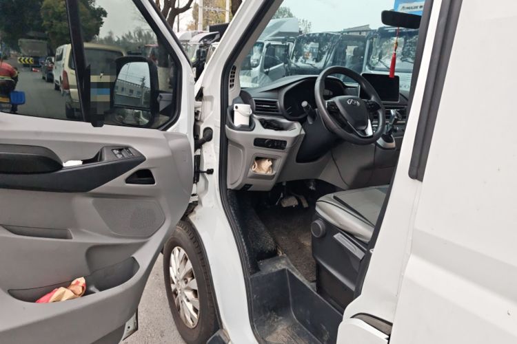 Used SAIC MAXUS Xintu V90 2022 2.0T Automatic Zhiyun King Rear-Drive Long Wheelbase High-Roof Design with Single Rear Tire—6/7 Seater Driver Seat