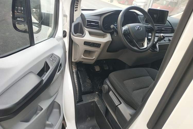 Used SAIC MAXUS Xintu V90 2022 2.0T Manual Zhiyun King Rear-Drive Long Wheelbase High-Roof with Single Rear Tire—6/7 Seats Driver Seat