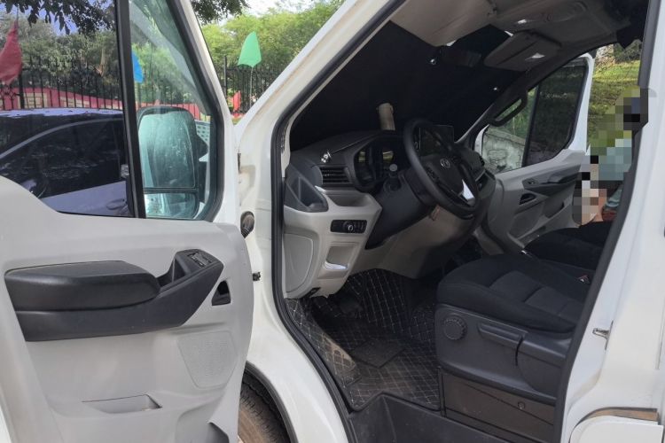 Used SAIC MAXUS Xintu V90 2022 2.0T Automatic Zhiyun King Rear-Drive Long Wheelbase High-Roof Design with Single Rear Tire—6/7 Seater Driver Seat