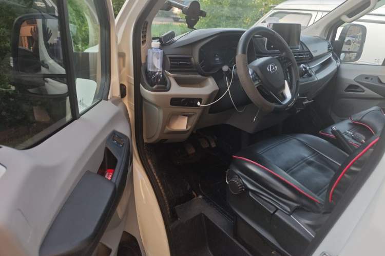 Used SAIC MAXUS Xintu V90 2022 2.0T Manual – Yunjie Front-Wheel-Drive Short Wheelbase Mid-Roof Design with Single Rear Tire 6-Seater Driver Seat
