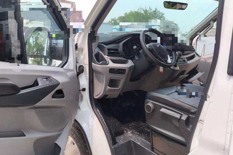 Used SAIC MAXUS Xintu V90 2022 2.0T AMT Yunjie Front-Wheel-Drive Short Wheelbase Mid-Roof Design with Single Rear Tire and 6 Seats Driver Seat