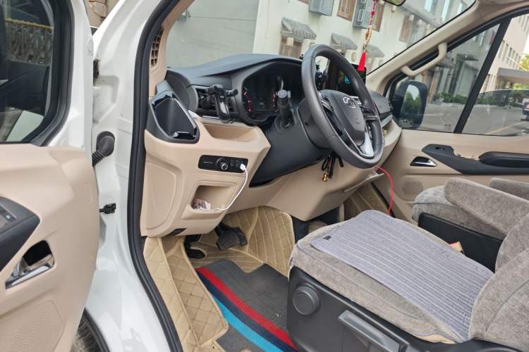 Used SAIC MAXUS Xintu V90 2022 2.0T Automatic ZhiDa Rear-Drive Long Wheelbase High-Roof Design with Single Rear Tire 9-Seater Driver Seat