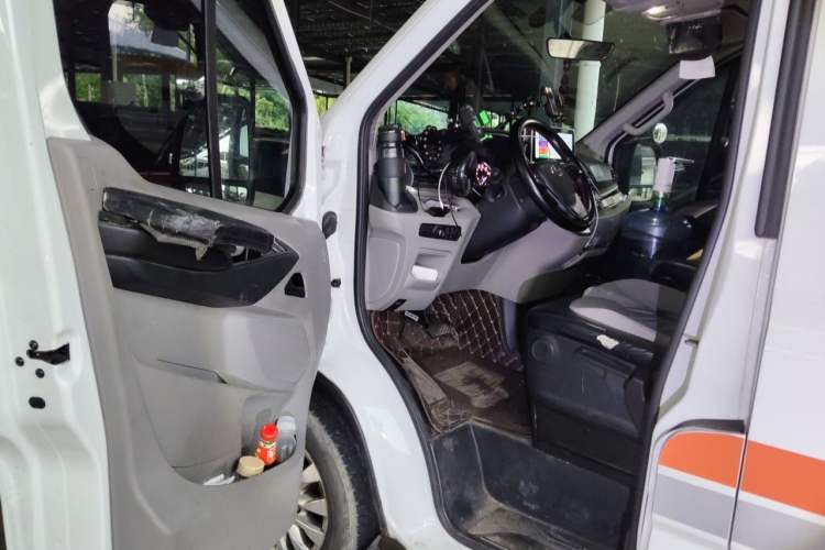 Used SAIC MAXUS Xintu V90 2022 2.0T Automatic Zhiyun King Rear-Drive Long Wheelbase High-Roof Design with Single Rear Tire—6/7 Seater Driver Seat