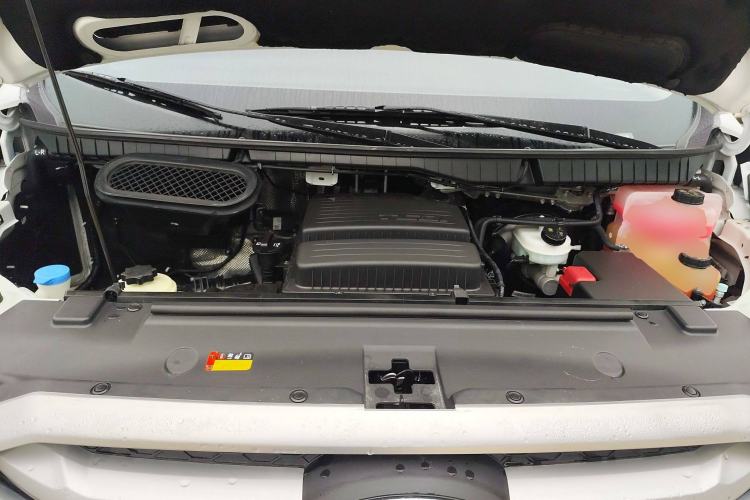 Used SAIC MAXUS Xintu V90 2022 2.0T AMT Yunjie Front-Wheel-Drive Long Wheelbase High-Roof Single-Tire Rear 7-Seater Engine Bay