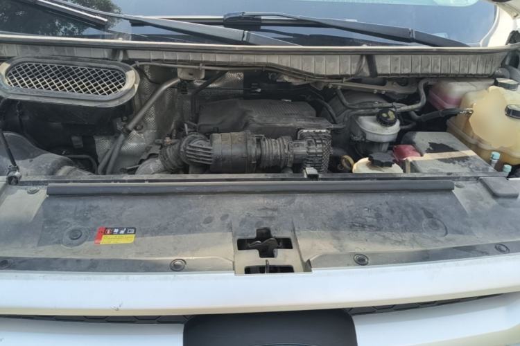 Used SAIC MAXUS Xintu V90 2022 2.0T Manual Zhiyun King Rear-Drive Long Wheelbase High-Roof with Single Rear Tire—6/7 Seats Engine Bay