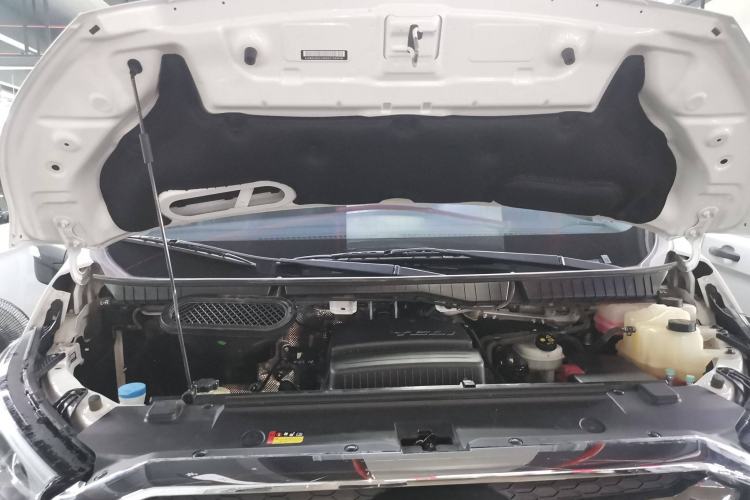 Used SAIC MAXUS Xintu V90 2022 2.0T Manual – Yunjie Front-Wheel-Drive Short Wheelbase Mid-Roof Design with Single Rear Tire 6-Seater Engine Bay