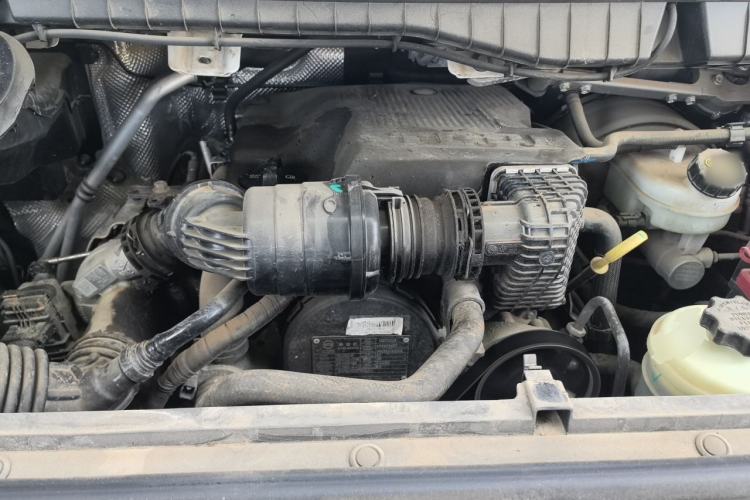 Used SAIC MAXUS Xintu V90 2022 2.0T Automatic Zhiyun King Rear-Drive Long Wheelbase High-Roof Design with Single Rear Tire—6/7 Seater Engine Bay