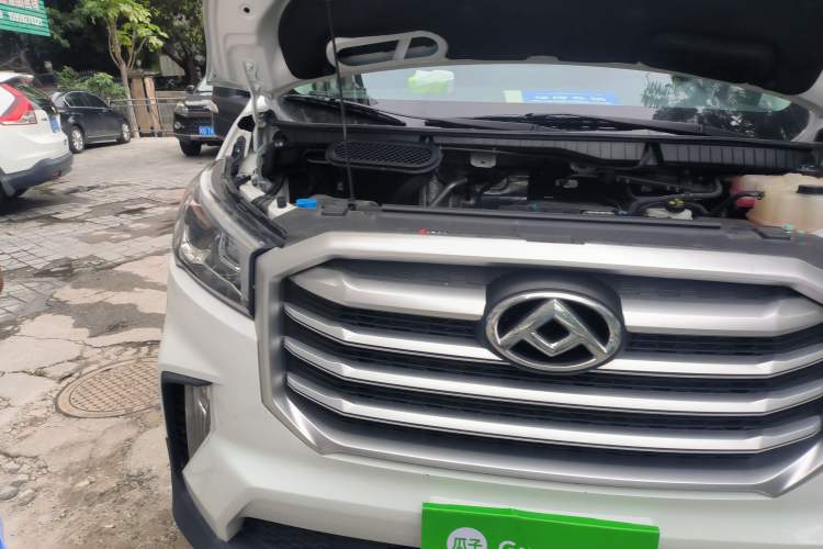 Used SAIC MAXUS Xintu V90 2022 2.0T Manual Zhiyun King Rear-Drive Long Wheelbase High-Roof with Single Rear Tire—6/7 Seats Engine Bay Right