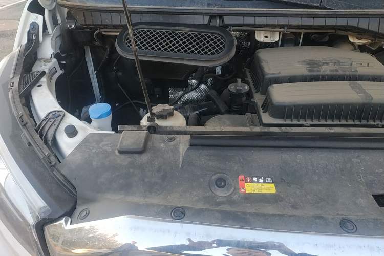 Used SAIC MAXUS Xintu V90 2022 2.0T AMT Yunjie Front-Wheel-Drive Long Wheelbase High-Roof Single-Tire Rear 7-Seater Engine Bay Right