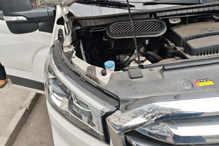 Used SAIC MAXUS Xintu V90 2022 2.0T Automatic Zhiyun King Rear-Drive Long Wheelbase High-Roof Design with Single Rear Tire—6/7 Seater Engine Bay Right
