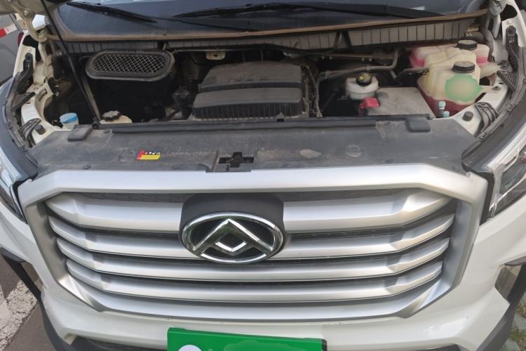 Used SAIC MAXUS Xintu V90 2022 2.0T Manual – Yunjie Front-Wheel-Drive Short Wheelbase Mid-Roof Design with Single Rear Tire 6-Seater Engine Bay