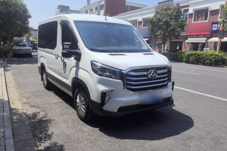 Used SAIC MAXUS Xintu V90 2022 2.0T Manual Zhiyun King Rear-Drive Short Wheelbase Mid-Roof Design with Single Rear Tire and 6 Seats Exterior 2